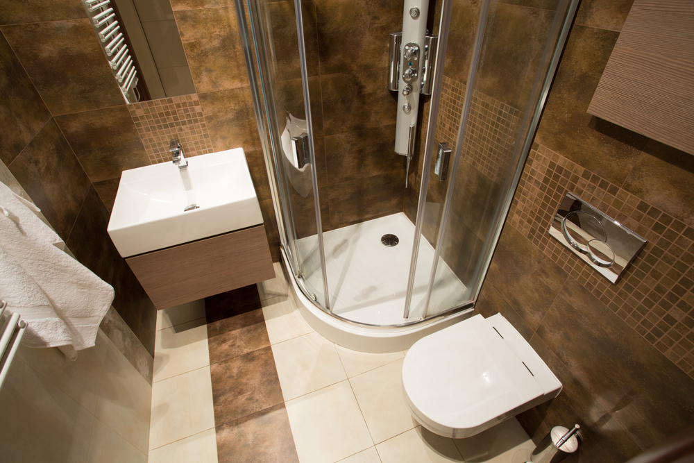 Principii și tehnici de design prin care eliberezi spațiu într-o baie mică