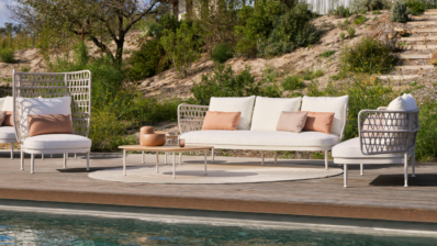Outdoor în stil indoor: trei colecții premium de mobilier pentru terase în tendințe
