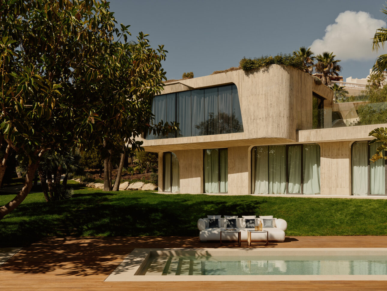Natura și designul contemporan își dispută supremația, în această vilă de lux din Ibiza