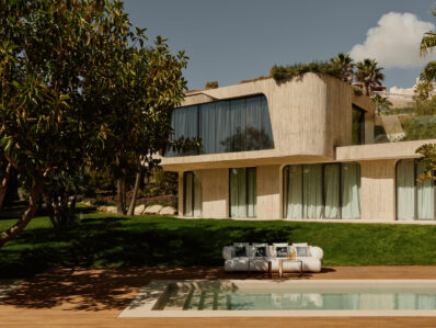 Natura și designul contemporan își dispută supremația, în această vilă de lux din Ibiza