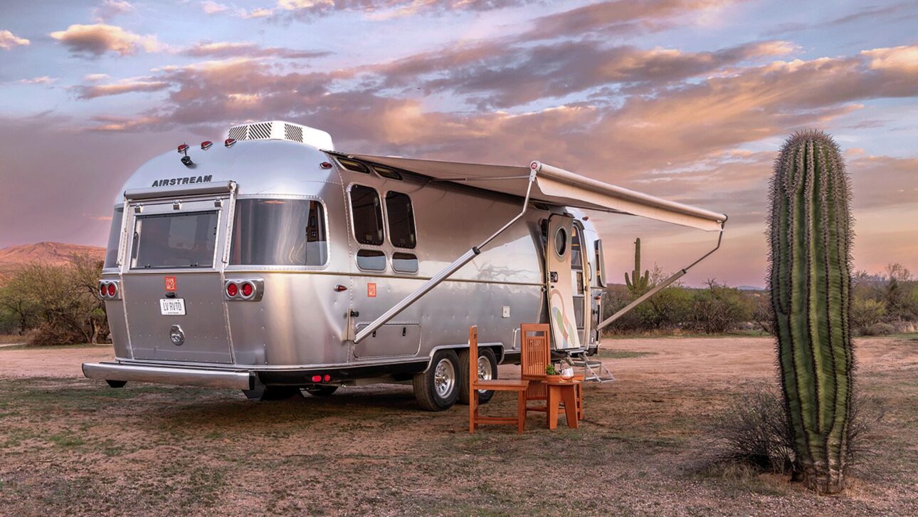 Călătorie pe roți în stil mid-century, cu noua rulotă Airstream Frank Lloyd Wright