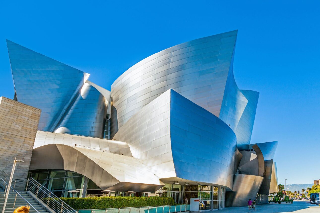 Arhitectura fără unghiuri drepte: Frank Gehry şi clădirile lui sculpturale