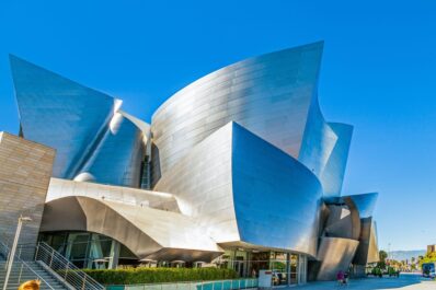 Arhitectura fără unghiuri drepte: Frank Gehry şi clădirile lui sculpturale