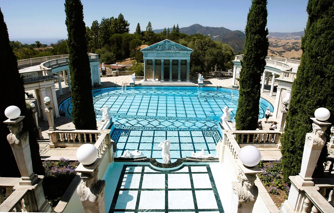 Destinații celebre: Castelul Hearst şi piscinele lui fabuloase