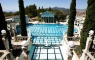Destinații celebre: Castelul Hearst şi piscinele lui fabuloase