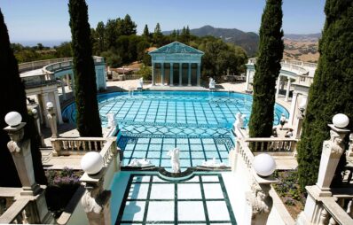 Destinații celebre: Castelul Hearst şi piscinele lui fabuloase