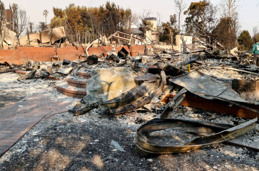 Anthony Hopkins vinde terenul din Los Angeles rămas gol după ce i-a ars casa