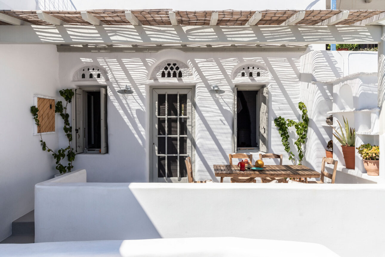 Tradiționalul reinventat într-o casă veche, loc de vacanță perpetuă în Tinos