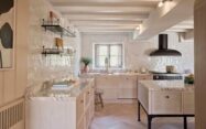 Faianța marocană transformă o bucătărie rustică într-un sanctuar luxos