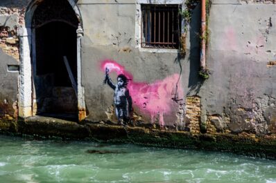 O creație Banksy, mutată cu o parte din zid, la Veneția, pentru a fi restaurată