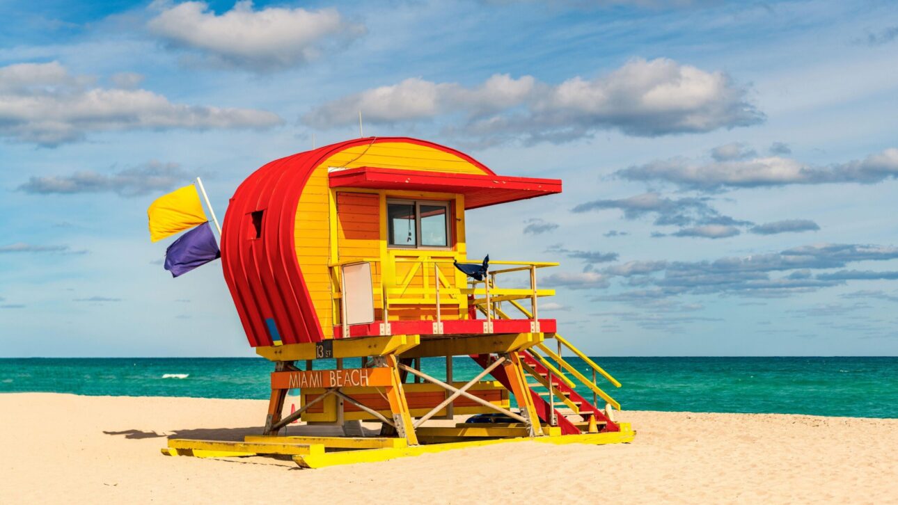 Funcționalul devine artă urbană: cabinele Art Deco ale salvamarilor din Miami Beach (galerie foto)