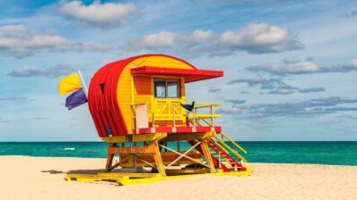 Funcționalul devine artă urbană: cabinele Art Deco ale salvamarilor din Miami Beach (galerie foto)
