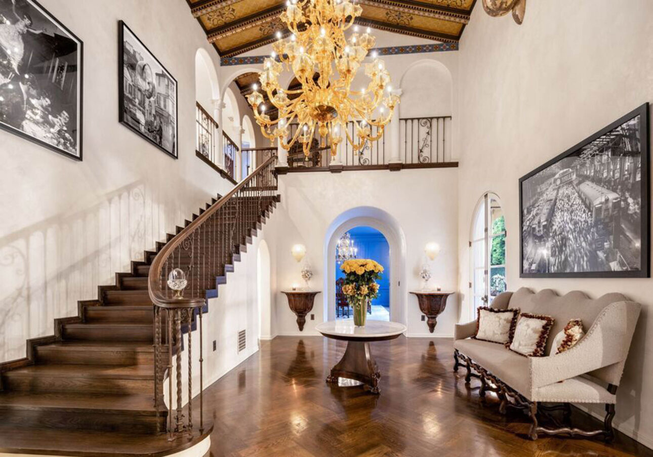 Acasă la Ozzy Osbourne: excentricitate în stil colonial, într-un conac de 1.000 mp din Los Angeles