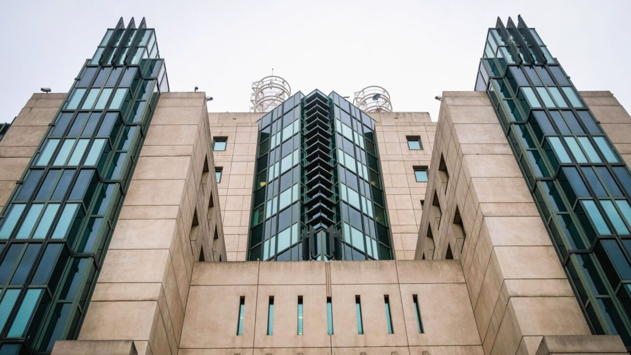 Când arhitectura devoalează secrete: acasă la MI6, în „Turnurile Ceauşescu” din Londra