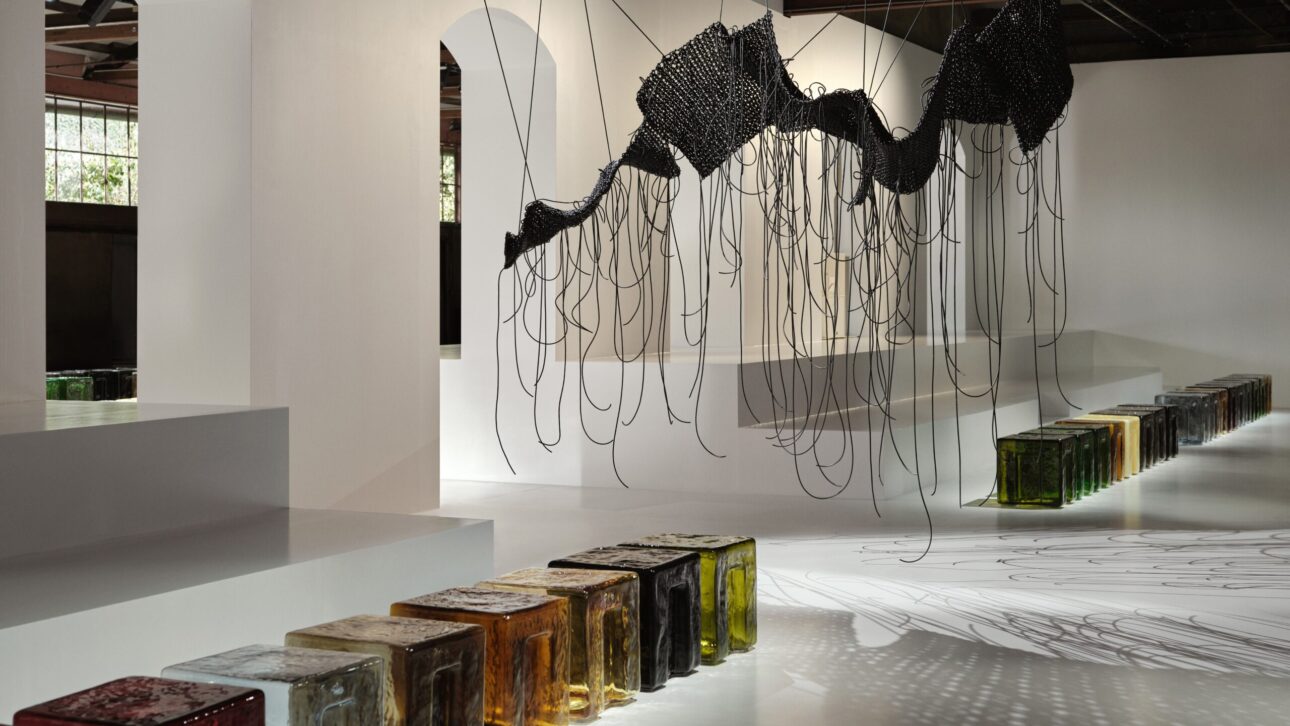 Decorul devine spectacol: scaunele din sticlă de Murano au făcut senzație la lansarea colecției Bottega Veneta