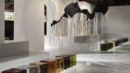 Decorul devine spectacol: scaunele din sticlă de Murano au făcut senzație la lansarea colecției Bottega Veneta