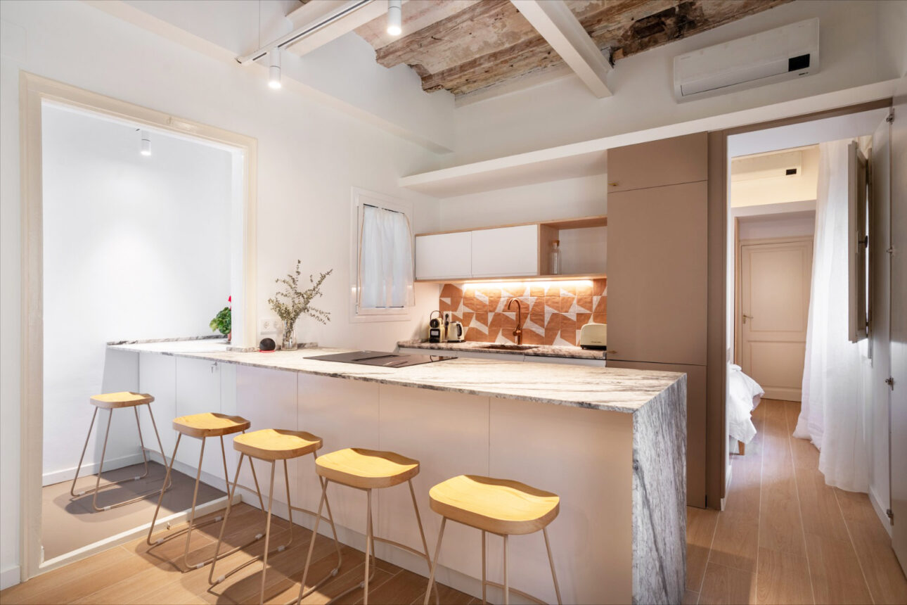 Contemporan și istoric – definiție perfectă pentru un apartament mic din Barcelona