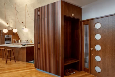 Casa scoicǎ: cum provocarea liniilor curbe a fost transpusă în designul interior