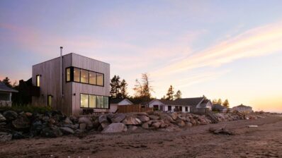 O cabană de pe malul Atlanticului sfidează natura potrivnică de dragul peisajului sălbatic