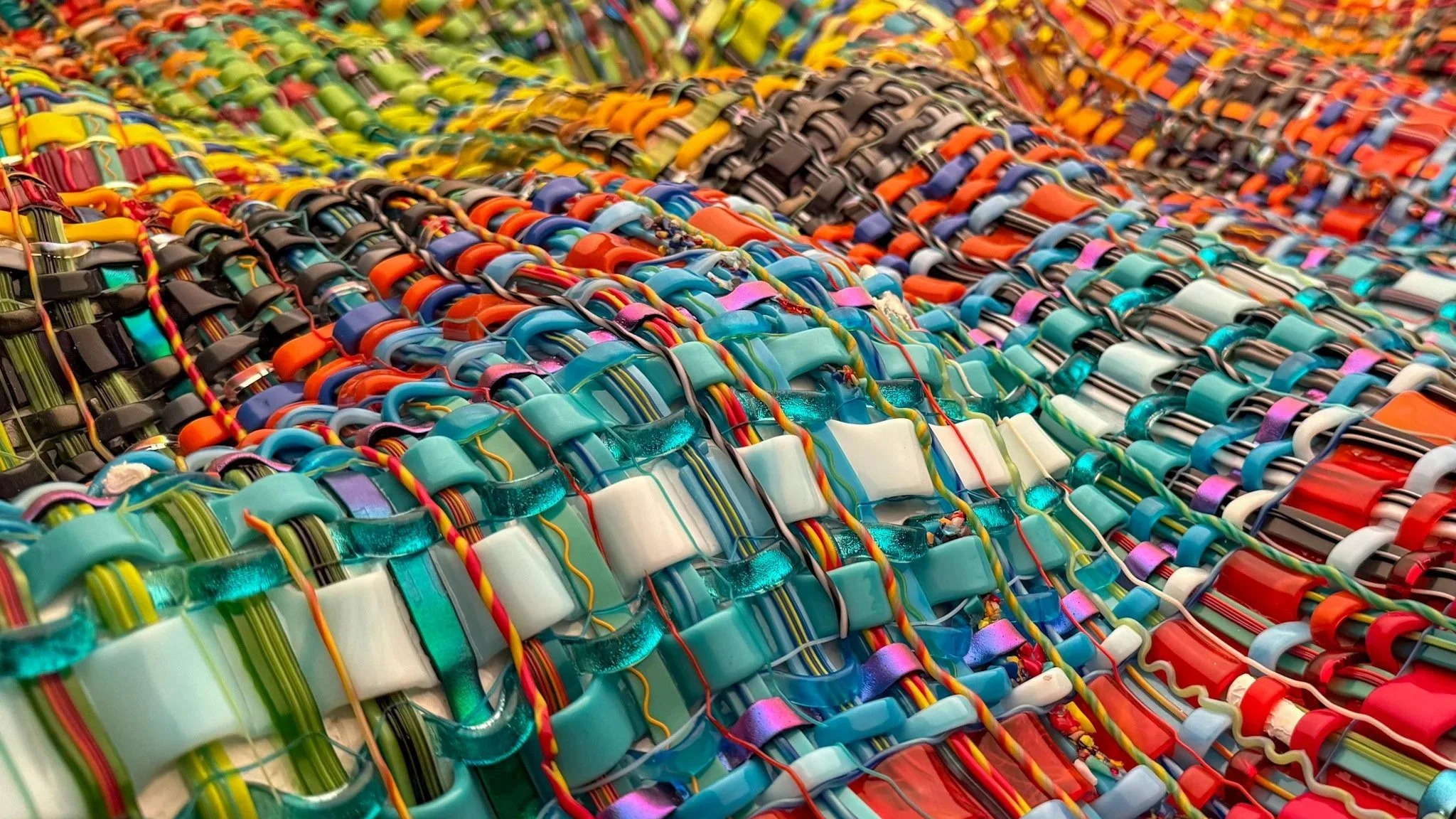 Marele premiu ArtPrize 2025: un artist american care țese cu fâșii de sticlă