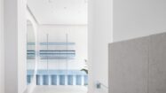 Cutii poștale și accesorii vopsite în albastru aduc o schimbare totală în interiorul acestui bloc din București