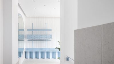 Cutii poștale și accesorii vopsite în albastru aduc o schimbare totală în interiorul acestui bloc din București
