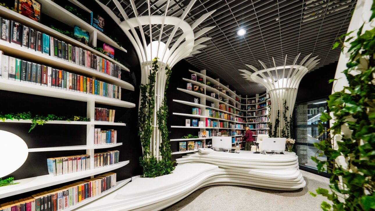 Metroteka: biblioteca deschisă la metrou aduce lectura în drumul călătorilor din Varșovia