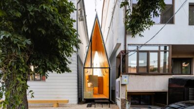 Declarație arhitecturală în 20 mp, strecurată între două clădiri din București