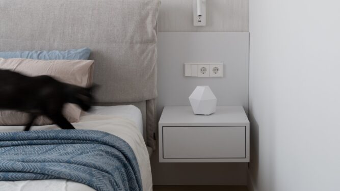 Minimalismul îmbracă în alb și albastru un apartament spațios din Belgrad