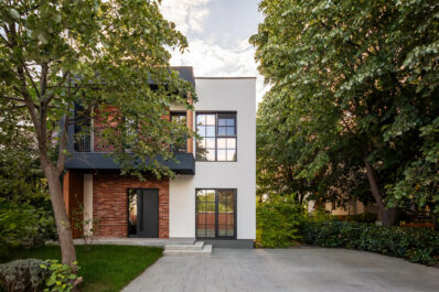 Mică și cochetă, casa fǎrǎ gard traduce influențe industriale în limbajul confortului