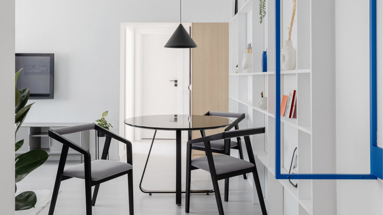 Patru ani de încercări și 5% albastru definesc amenajarea acestui apartament