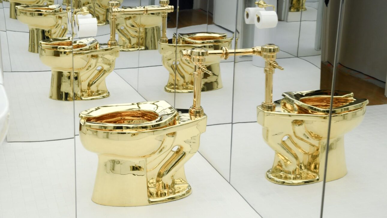 Toaleta din 100 kg de aur: prima furată în 2019, a doua se vinde acum cu 10 mil. dolari
