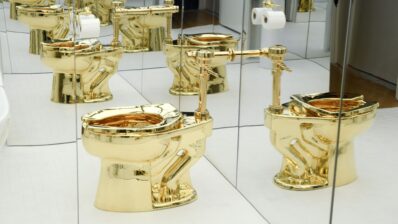 Toaleta din 100 kg de aur: prima furată în 2019, a doua se vinde acum cu 10 mil. dolari
