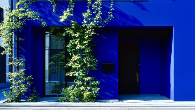 Imersiune totală în albastru Klein, într-o reședință modernă din Tokyo
