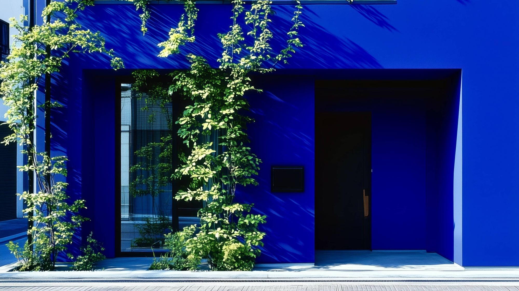 Imersiune totală în albastru Klein, într-o reședință modernă din Tokyo