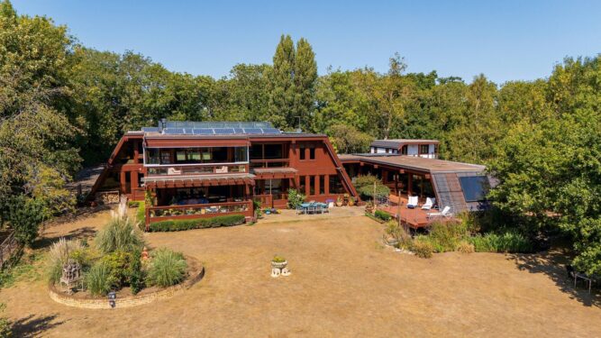 Și o casă din lemn poate fi luxoasă: stil și design funcțional din materiale naturale