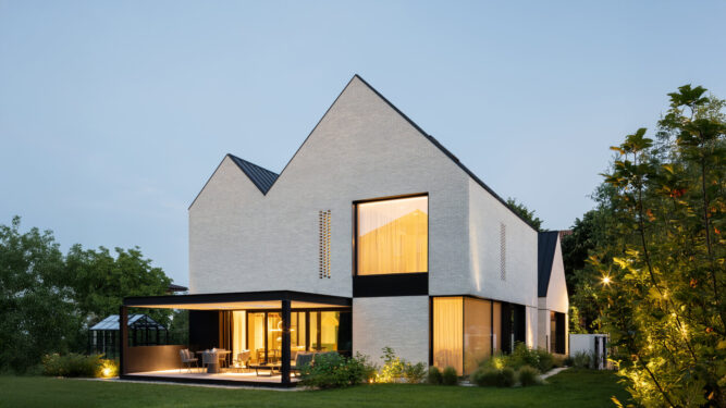 Accente proaspete de verde, într-o locuință care reinterpretează forma clasică a caselor