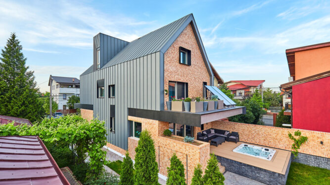 Cum transformi o casă de la oraș, cu perete comun cu vecinii, într-o mică vilă de vacanță