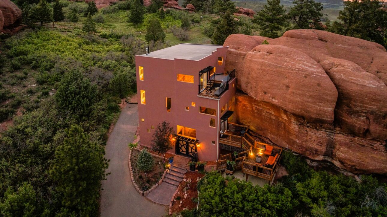 Casa Flinstones „crește” dintr-o stâncă preistorică, în mijlocul sălbăticiei