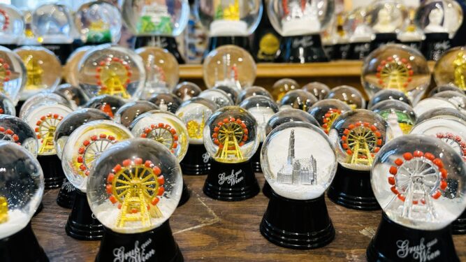 Locul din Viena unde „ninge” de 125 de ani: atelierul unde s-a inventat globul de zăpadă