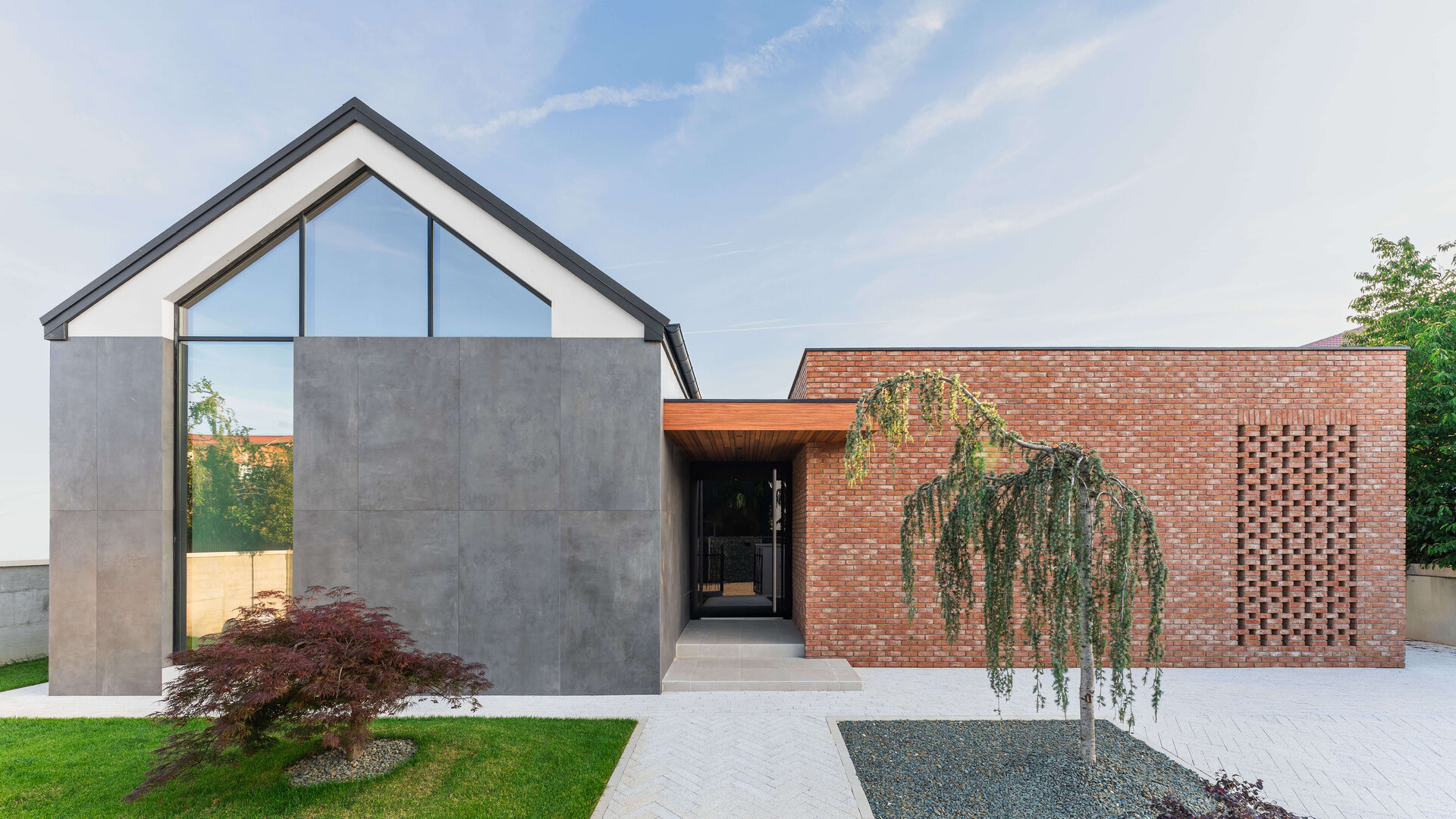 Arhitectură pentru proprietar necunoscut: dialog între modernism și căldura materialelor naturale