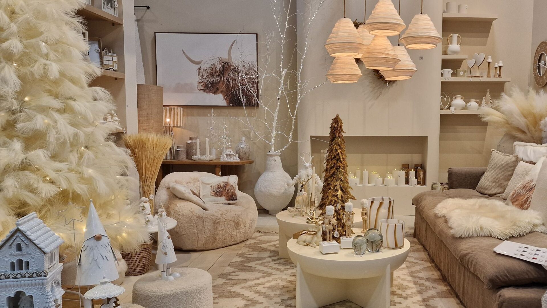 Tendințe Crăciun 2025: ce decorațiuni de sezon se poartă și cum