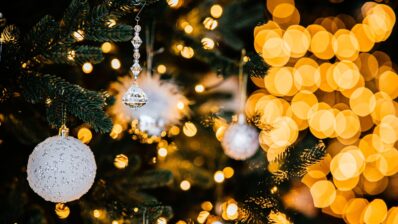 143 de ani de magie: povestea instalațiilor luminoase de Crăciun