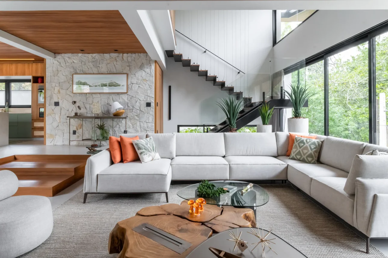 Acoperișul a dictat arhitectura, în această vilă de lux din Brazilia