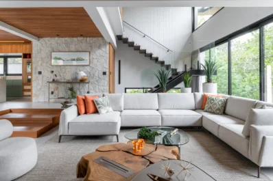 Acoperișul a dictat arhitectura, în această vilă de lux din Brazilia