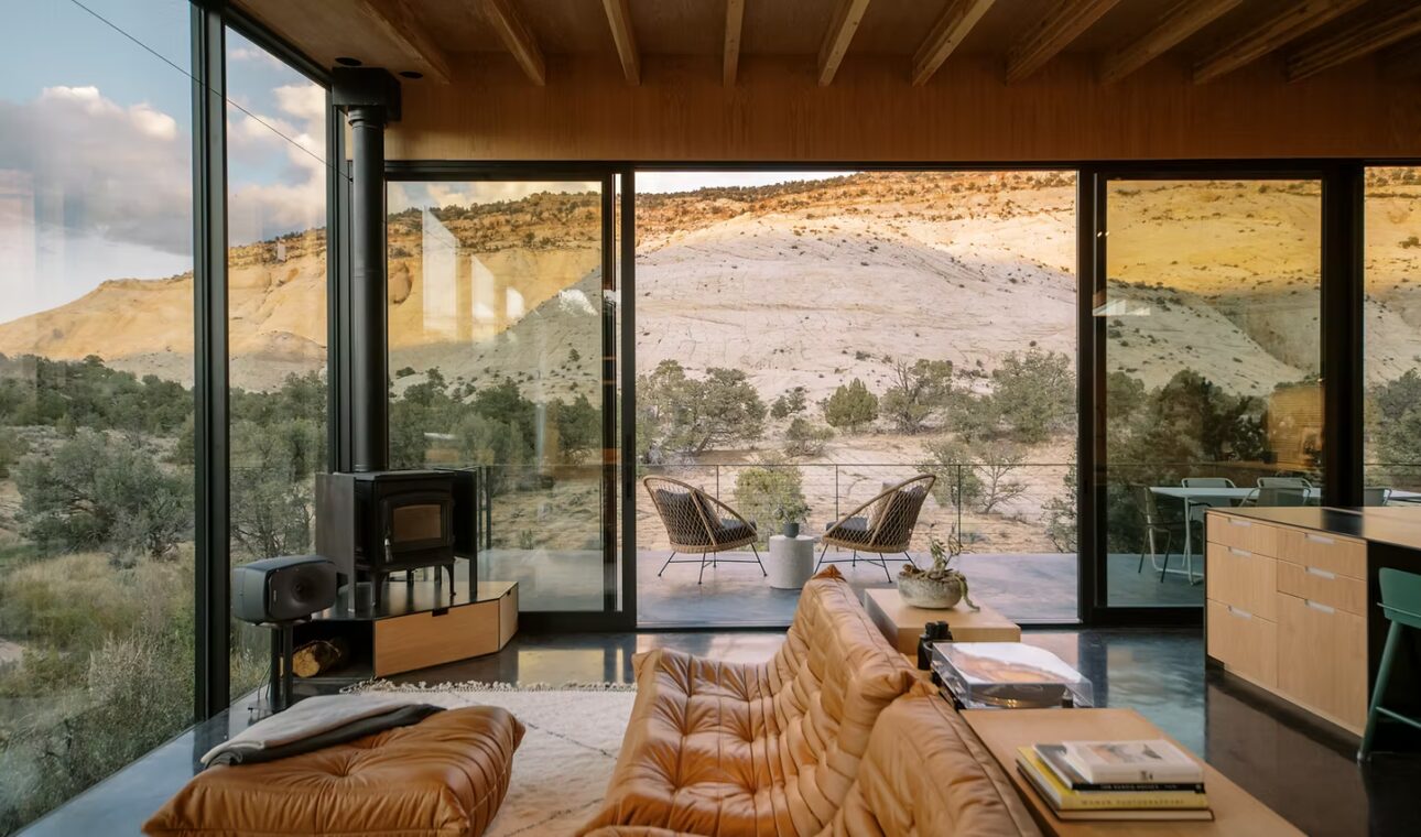 O casă în deșert, refugiul în care lumina și peisajul joacǎ rolul principal