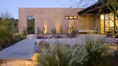 Poezia unei grădini cu vedere spre Oceanul Pacific, unde sălbăticia este doar aparentă