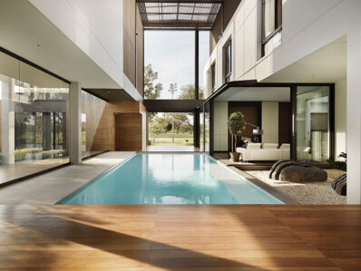 Casa cu piscină în centru și cu pereți din sticlă: proiect pentru trei familii