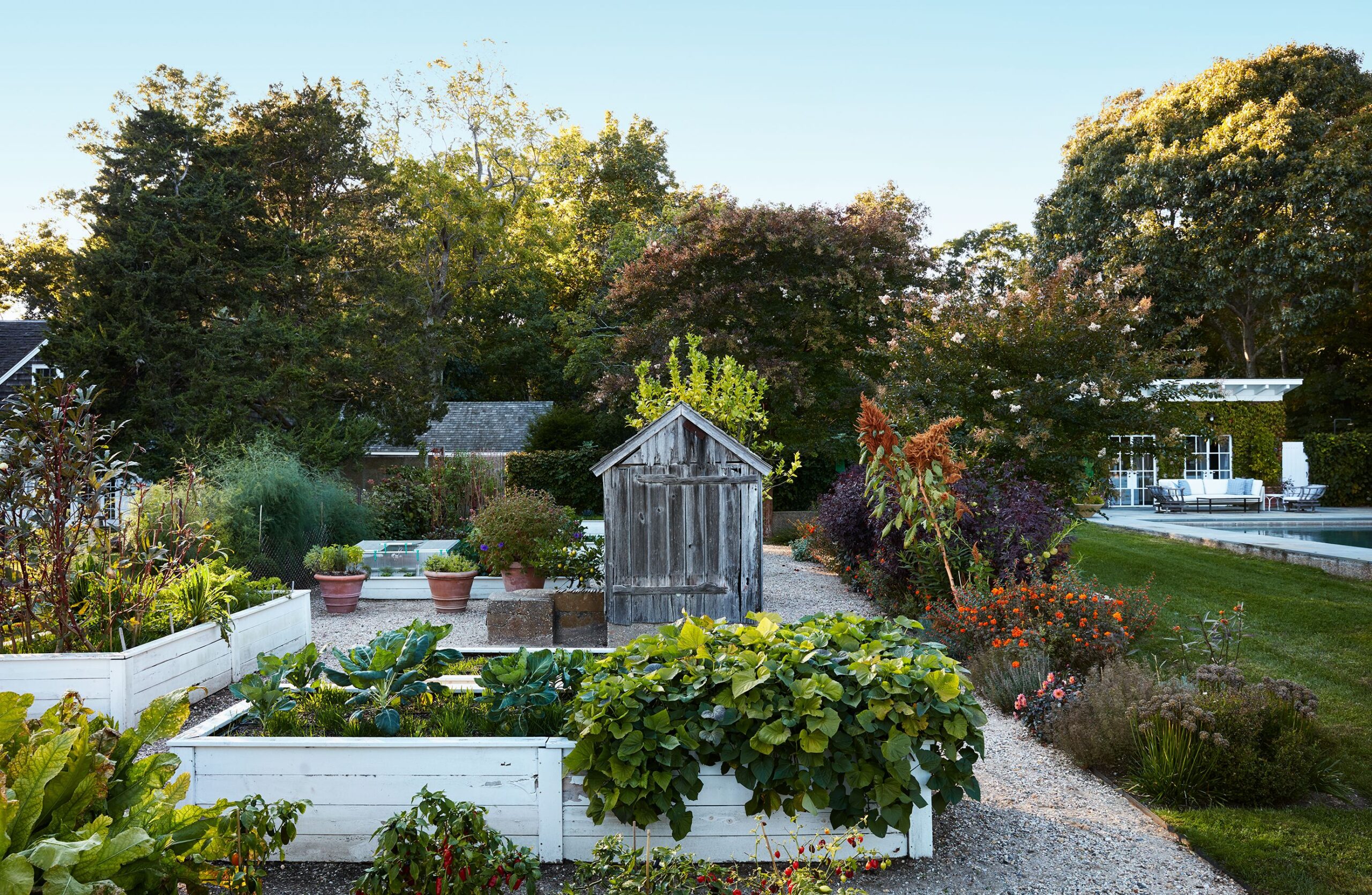 O grădină și o casă lângă piscină completează cadrul unei ferme din 1830