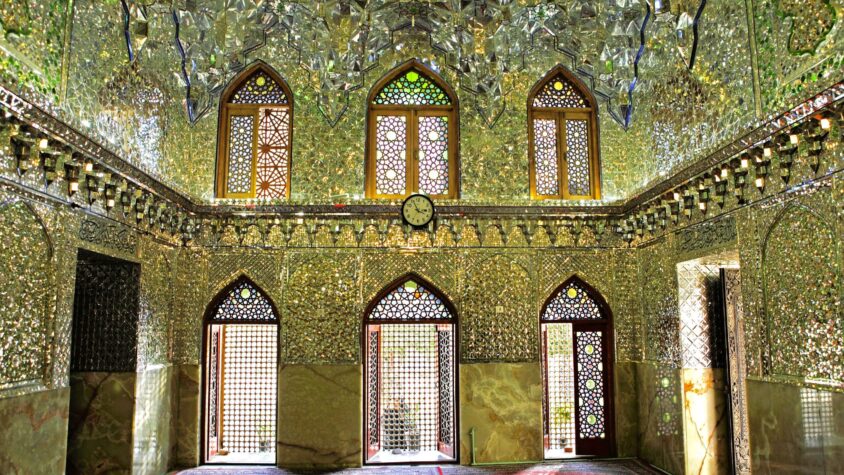 Fascinanta lume a mozaicului din oglindă care îmbracă palate iraniene